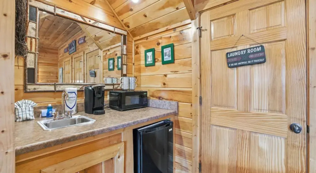 Коттедж Knotty But Nice 4 Bedroom Home