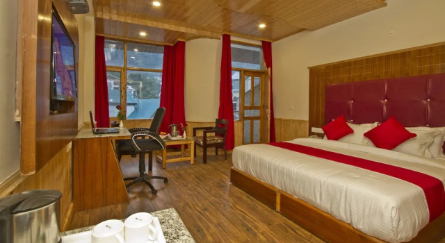 Номер Premium с балконом и с видом на окрестности Sarthak Regency,Rangri, Manali,HP,Just 1 kms from Volvo parking