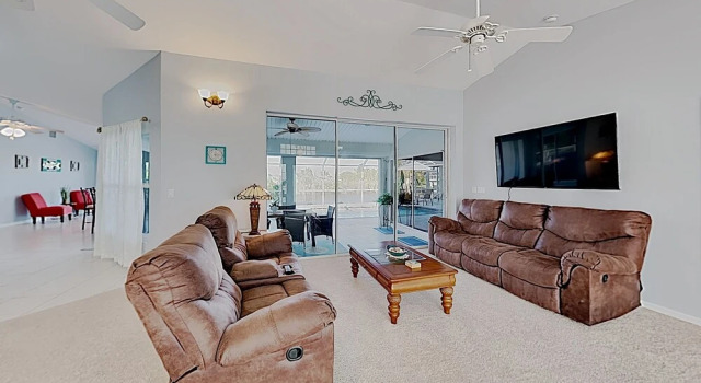New Listing! On Canal: Gulf-access Dock, Pool 3 Bedroom Home, Забронировать Дом для отпуска Виллы Кейп-Корал, Вилла