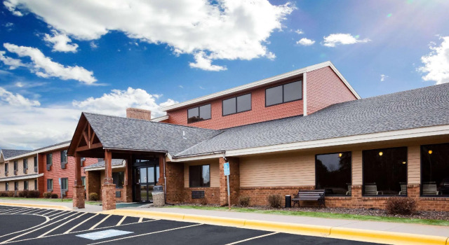 Четырёхместный номер Standard AmericInn by Wyndham Mora