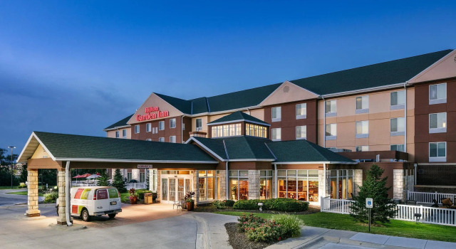 Кровать в общем номере Hilton Garden Inn Omaha West