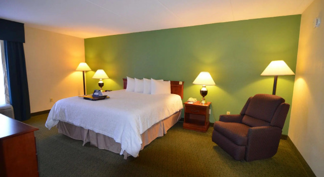Двухместный люкс Hampton Inn Groton/Mystic