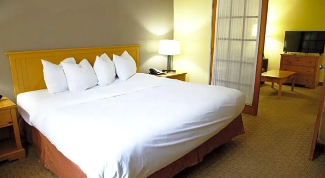 Двухместный люкс Country Inn & Suites by Radisson, Bloomington-Normal West, IL
