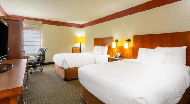 Четырёхместный номер Standard Spark by Hilton Charlotte Airport North