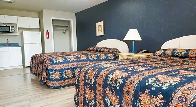 Четырёхместный номер Standard Studio Inn and Suites