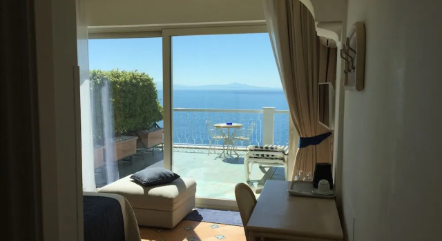 Полулюкс с балконом и с видом на море Hotel Bellevue Suite