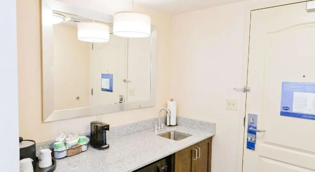 Четырёхместный люкс Hampton Inn & Suites Exeter