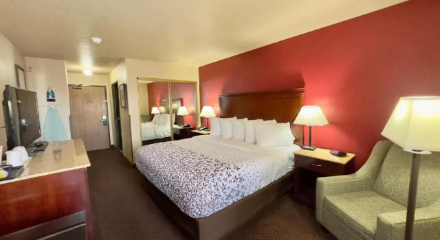 Люкс SureStay Plus Hotel by Best Western Silver City