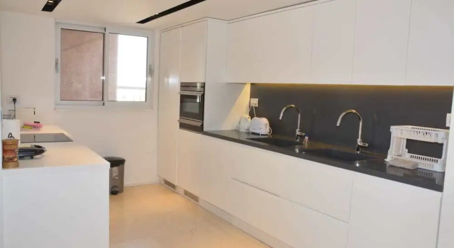 Апартаменты Renovated White 3BD next to Beach - Pool