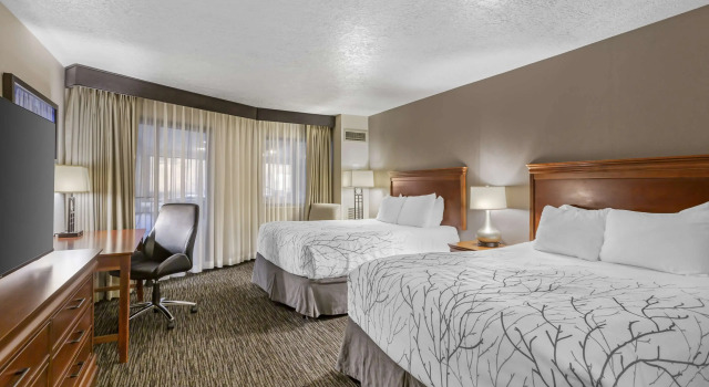 Четырёхместный номер Standard с видом на бассейн Best Western Plus Landmark Inn