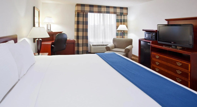 Двухместный номер Standard Holiday Inn Express & Suites Alliance by IHG