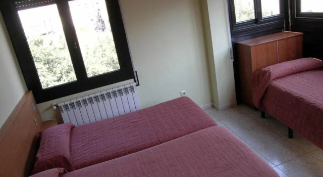 Hostal Bartis, Забронировать Отель Фигерас Alt Empordà, рядом с Каталонский музей игрушек