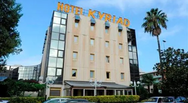 Кровать в общем номере Hotel Restaurant Isidore by Soniho