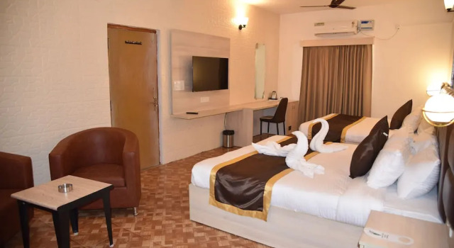 Люкс Treebo Clarissa Resort with Swimming Pool