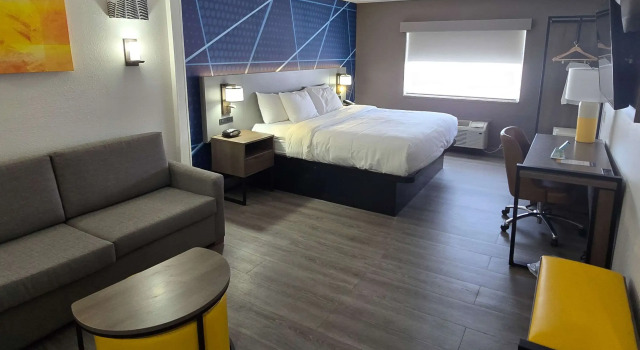 Двухместный люкс Comfort Suites Terre Haute University Area