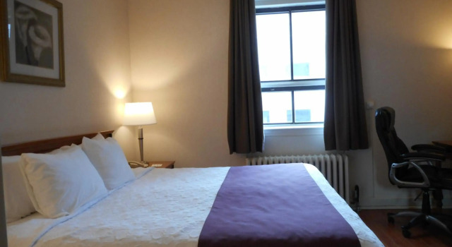 Hotel St-Denis, Rezerwuj Hotel Hotele w Montreal z parkingiem, w pobliżu Quebecor, Parking