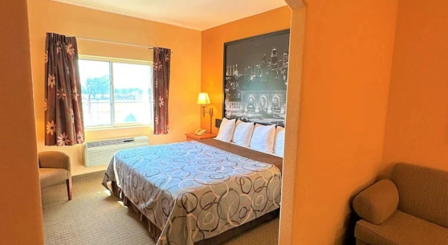 Люкс Super 8 by Wyndham Topeka at Forbes Landing