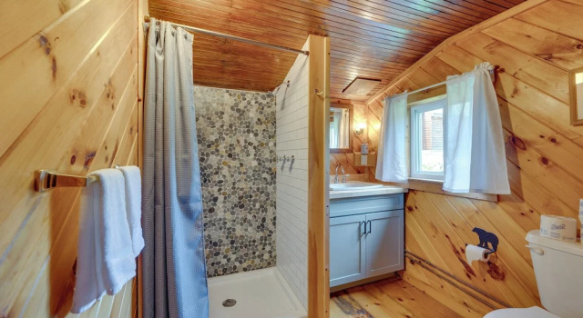 Rustic Cabin Retreat on Rangeley Lake!, Book Hotel Hoteller i Rangeley med parkering, Parkering