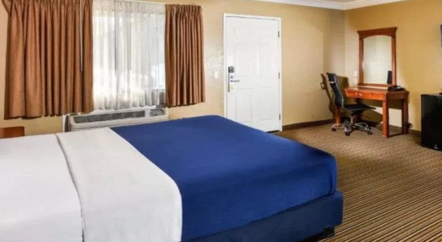 Hollywood Inn Express North, Забронировать Отель Отели Лос-Анджелеса с парковкой, рядом с Голливуд/Вестерн, Парковка