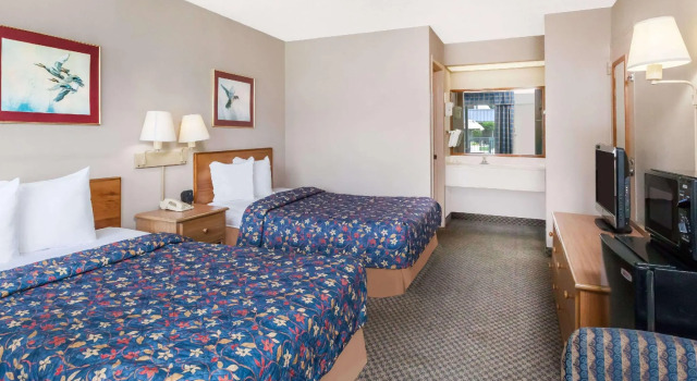 Четырёхместный номер Standard Days Inn by Wyndham Seguin TX