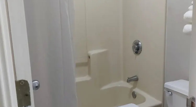 Четырёхместный номер Standard с балконом Quality Inn Carrollton Medical Center