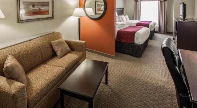 Номер Standard Comfort Suites Bloomington I-55 and I-74