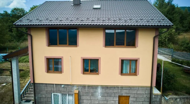 Gazdіvska Hata Guest House, Prenota Affittacamere Hotel a Ivano-Frankovsk con piscina, Piscina