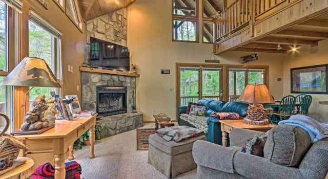 Spacious Maggie Valley Cabin w/ Hot Tub & MTN View, Забронировать Дом для отпуска Отели Мегги-Вэлли с парковкой, рядом с Maggie Valley Festival Grounds, Парковка