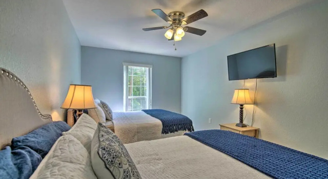 Bright Ozarks Condo w/ Balcony & Lake Views!, Boek Appartement Hotels in Coney Island met parkeren, Parkeren