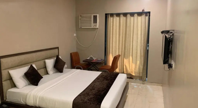 Кровать в общем номере Hotel Merakee - Near Dahisar Mira Road Mumbai