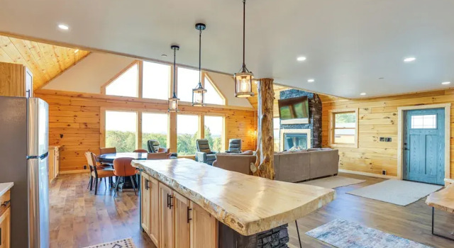 Mtn Cabin w/ Hot Tub + Game Room in Mchenry, Buchen Sie Ferienhaus Hotels in Maryland mit Parkplatz, Parkplätze