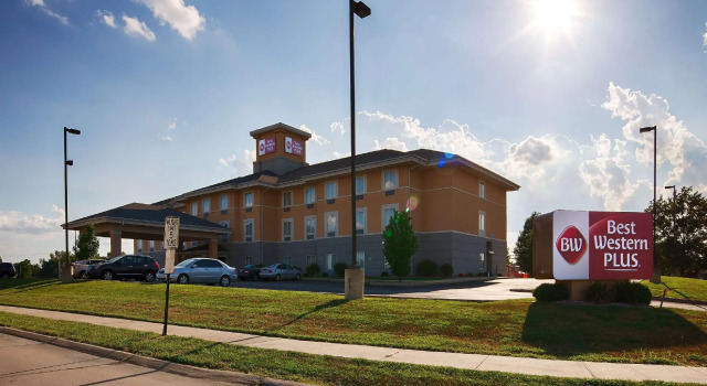 Четырёхместный номер Standard Best Western Plus Pontoon Beach