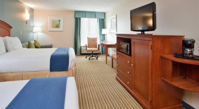 Четырёхместный номер Standard Holiday Inn Express Hotel & Suites Fredericksburg by IHG