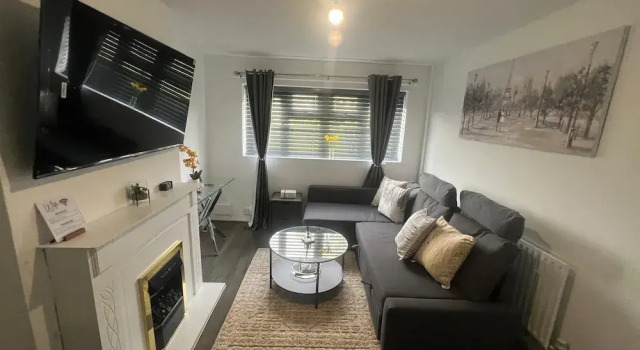 Serene Escape Cosy Apartment in Wolverhampton, Varaa Huoneisto Asunnot kohteessa Merseyside, Huoneisto