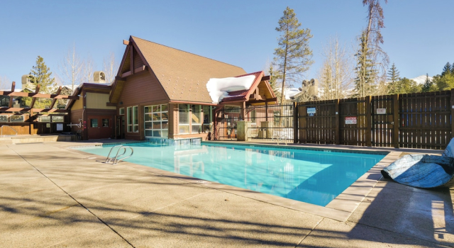 Walk to Chairlifts: Breck Condo w/ Private Patio, Забронировать Апартаменты/квартира Апартаменты Брекенридж, Апартаменты/квартира