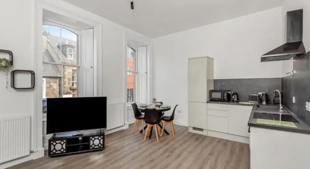 Cosy Apartment - Sleeps 4 & Stunning Views, Забронировать Апартаменты/квартира Отели Инвернесс с парковкой, рядом с Victorian Market, Парковка
