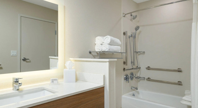 Четырёхместный номер Standard Fairfield Inn & Suites by Marriott Salina