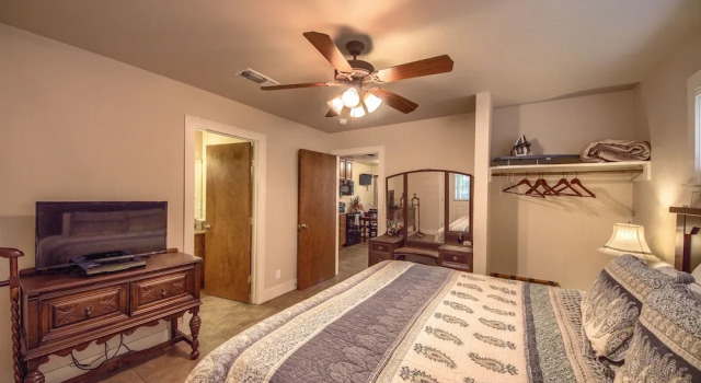 Annette's At Waldrip 1 Bedroom Cottage by RedAwning, Забронировать Дом для отпуска Фредериксберг Texas Wine Country, рядом с Театр Rockbox