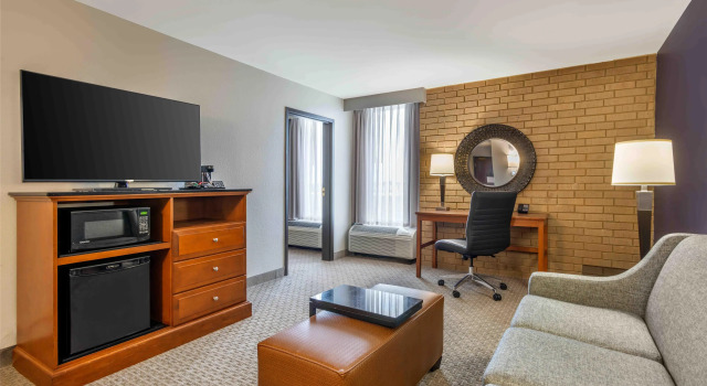 Двухместный люкс с 2 комнатами Drury Inn & Suites Atlanta Morrow