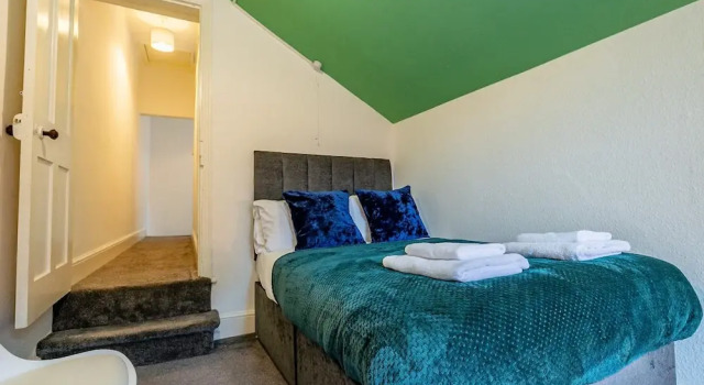 Host Stay Compton House