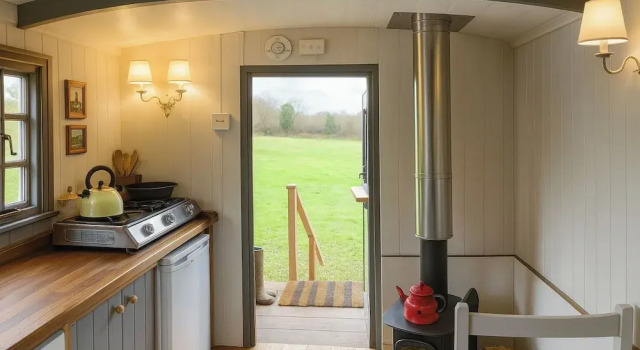1 Bed Shepherds Hut - Sleeps 2 -wood Fired Hot Tub, Rezervasyon Tatil Evi Wincanton Somerset