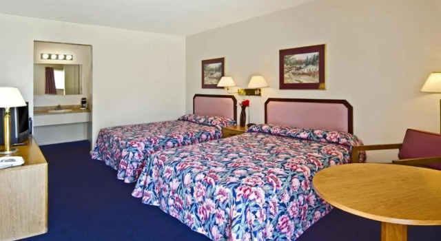 Четырёхместный номер Deluxe Americas Best Value Inn Arkansas City