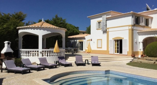Vivenda Carvoeiro Deluxe Luxury 7 Bedroom Villa Perfect for Larger Groups Table Tennis, Забронировать Вилла Отели Карвоэйру с парковкой, рядом с Пешеходный маршрут Sete Vales Suspensos, Парковка