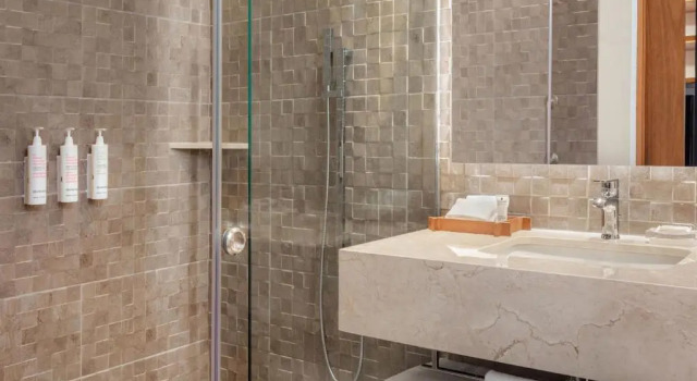 Четырёхместный клубный номер Standard Barranquilla Marriott Hotel
