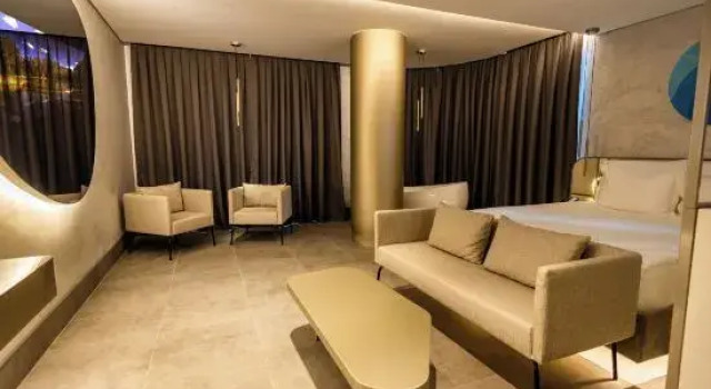 Трёхместный люкс с красивым видом из окна Four Hills Hotel