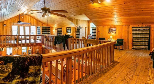 Sun Mountain Ranch Bunkhouse - Near Crater Lake, Rezerwuj Dom wakacyjny Hotele w Fort Klamath z parkingiem, Parking