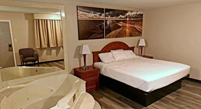 Двухместный люкс Days Inn and Suites by Wyndham Port Huron
