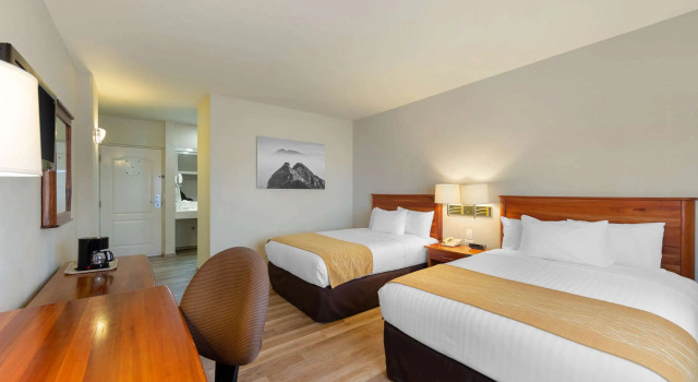 Четырёхместный номер Standard Comfort Inn Monterrey Valle