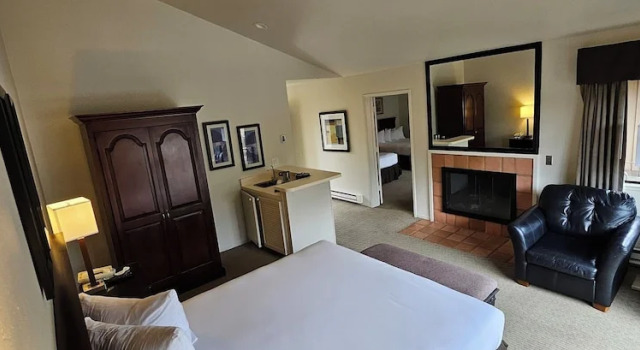 Четырёхместный люкс с балконом Adobe Inn