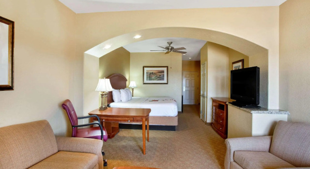 Двухместный люкс Presidential с балконом и с видом на озеро La Quinta Inn & Suites by Wyndham Marble Falls